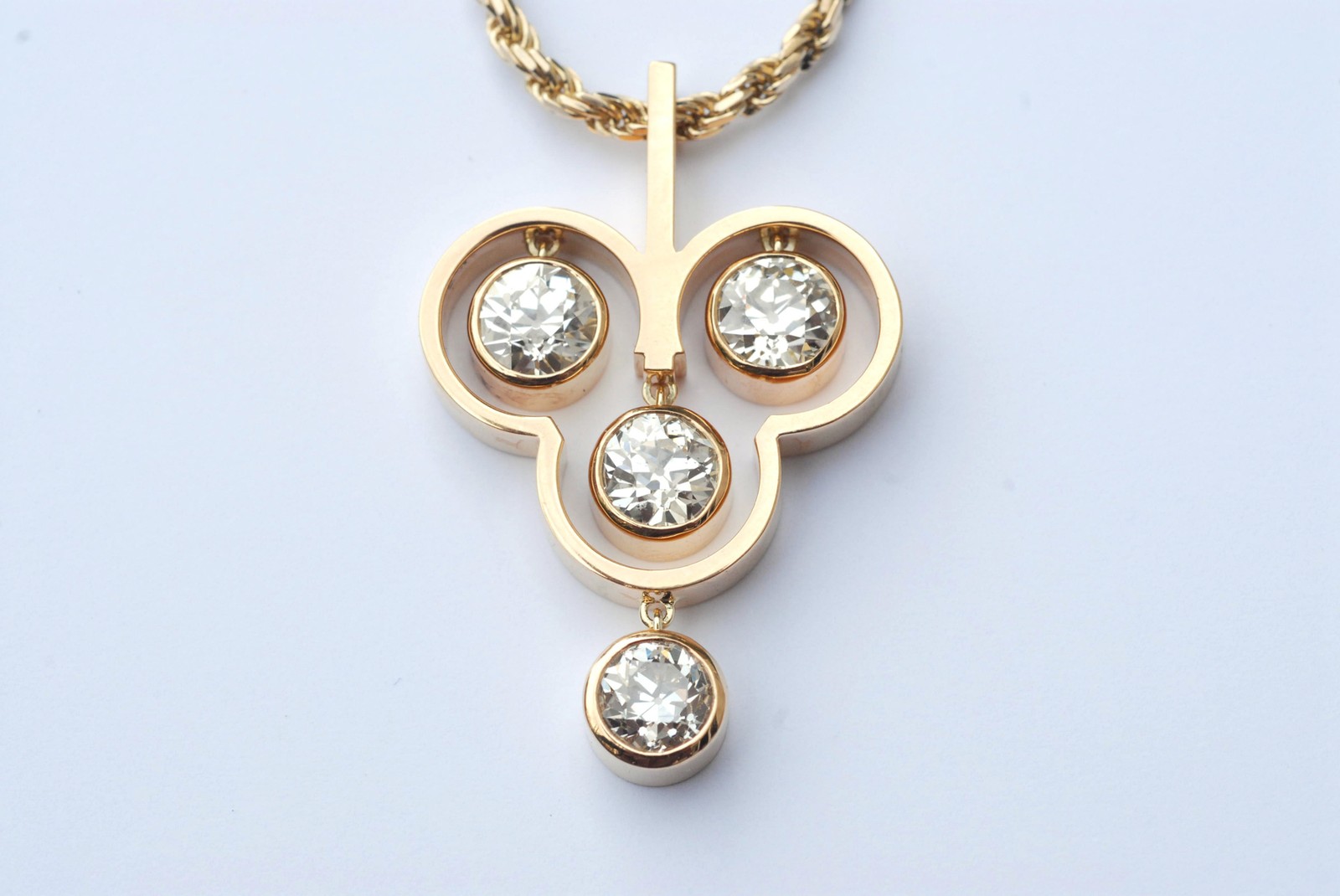 Pendant for four diamonds